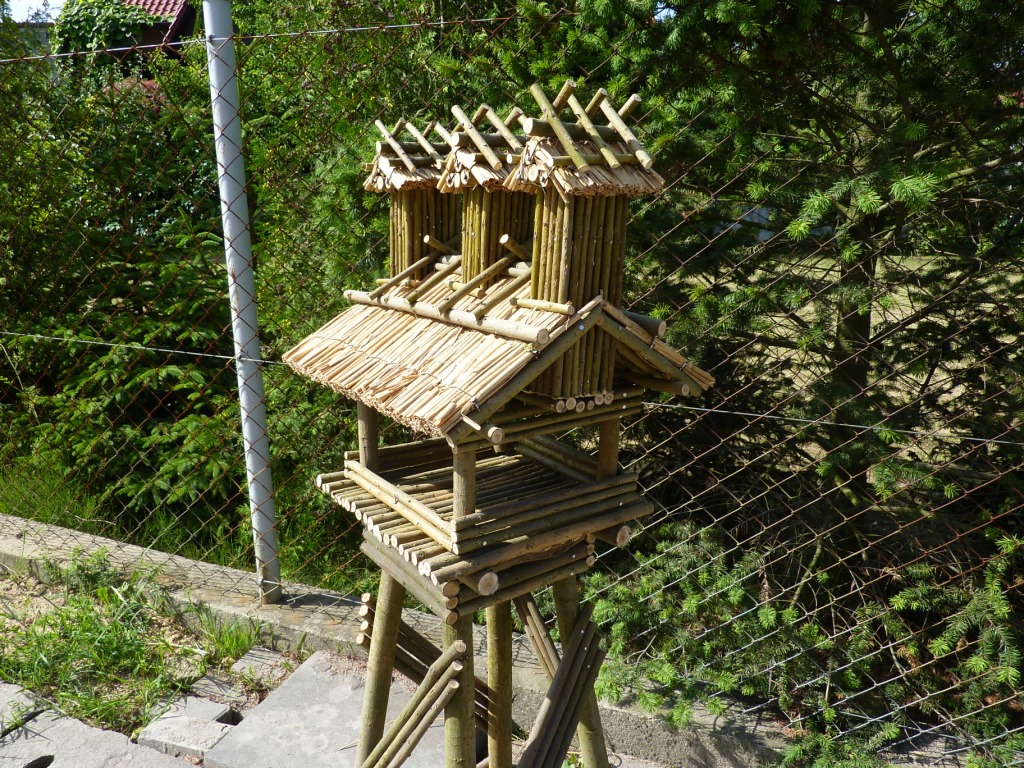 Karmnik dla ptaków z trzema wieżami.